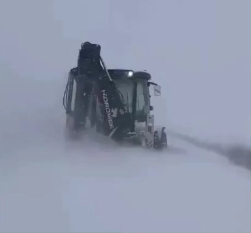 Edirne’de karla kaplanan köy yollarının kapanmaması için çalışmalar sürüyor
