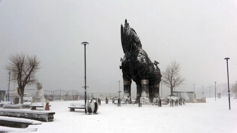 Çanakkale’de yüz yüze eğitim başlamadan kar engeline takıldı
