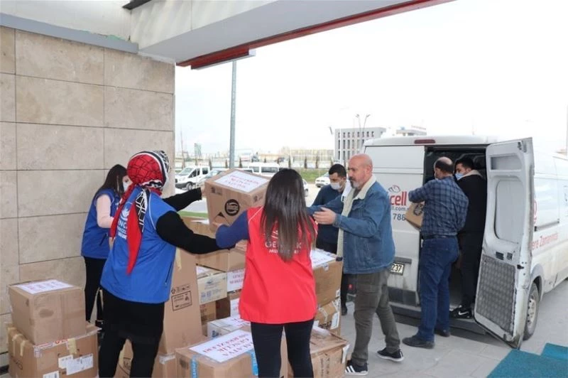 İdlib’teki çadır kentlerde yaşayanlara kıyafet yardımı
