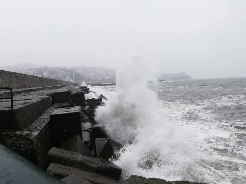 Zonguldak’ta dalgalar mendireği aştı
