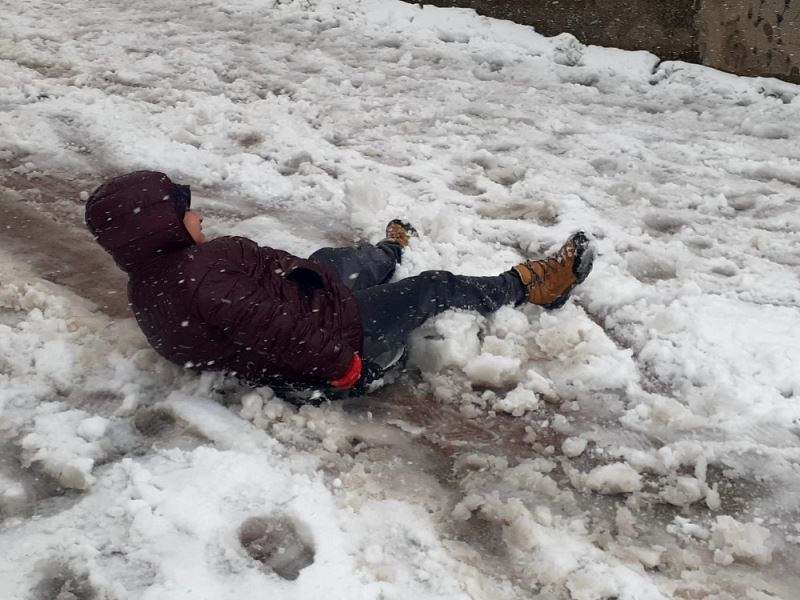 Kar yağınca kısıtlamayı unutan vatandaşlar, karın keyfini çıkardı
