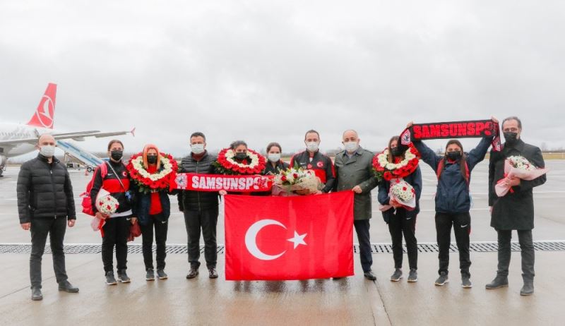 Olimpiyat ve paralimpik kotası kazanan sporcular çiçeklerle karşılandı
