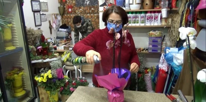 Çiçekçiler mesaide
