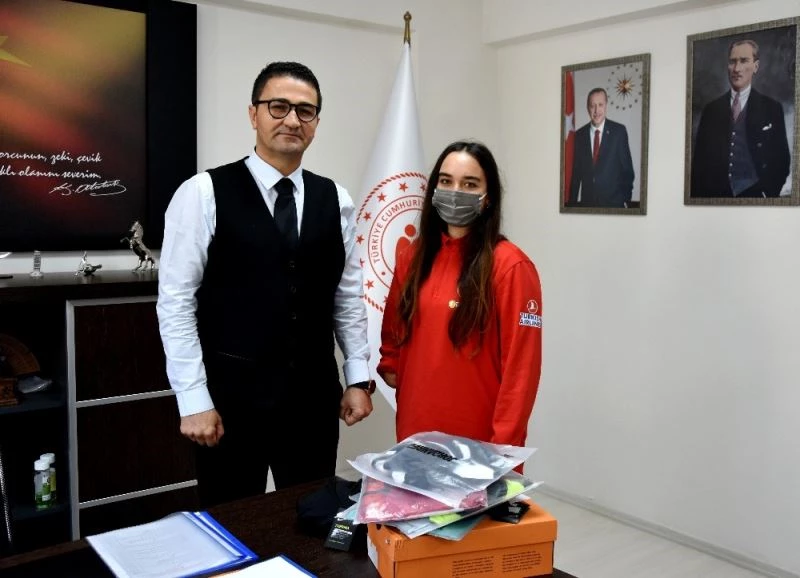 Milli sporcu Miray Ulaş’a malzeme desteği
