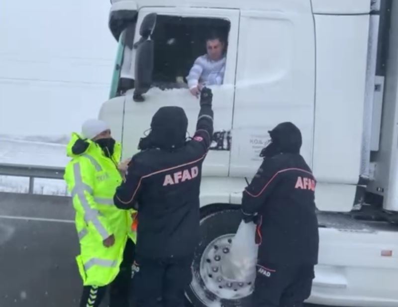 Kar ve fırtınanın ortasında kalan tır sürücülerinin imdadına AFAD ekibi yetişti
