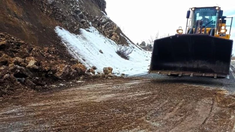 Heyelanın kapattığı yol açıldı
