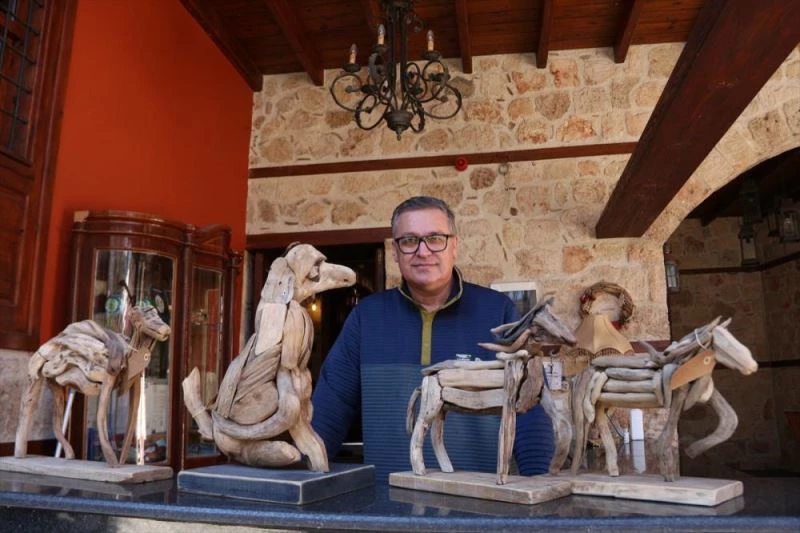 Sahilden topladığı ağaç parçalarını tarihi konakta sanat eserine dönüştürüyor