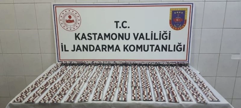 Aracın kapısından 2 bin 240 adet uyuşturucu hap çıktı
