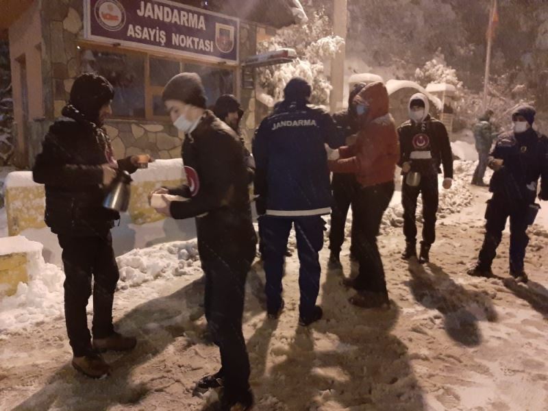 Bursasporlu taraftarlardan jandarma personele çay ve sucuk ekmek ikramı
