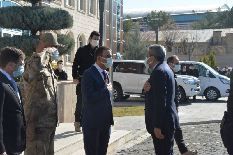 Bakan Yardımcısı Baydaş ve Jandarma Genel Komutanı Çetin, Siirt Valisi Hacıbektaşoğlu’nu ziyaret etti
