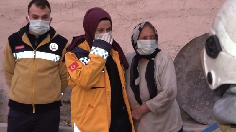 Evinin odunluğu yandı, 76 yaşındaki kadın gözyaşlarını tutamadı

