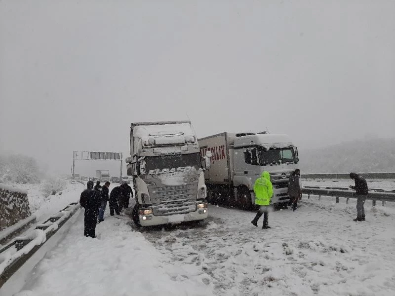Sinop’ta kar esareti: 228 köy yolu kapandı, yollarda kilometrelerce kuyruk oluştu
