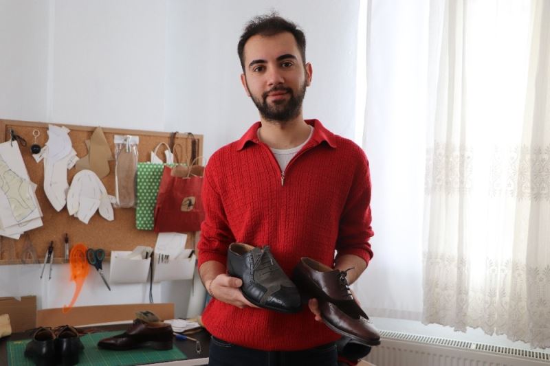 İstediği ayakkabıyı internette bulamayınca kendi ayakkabısını yapmaya başladı, şimdi ise Türkiye’ye satıyor
