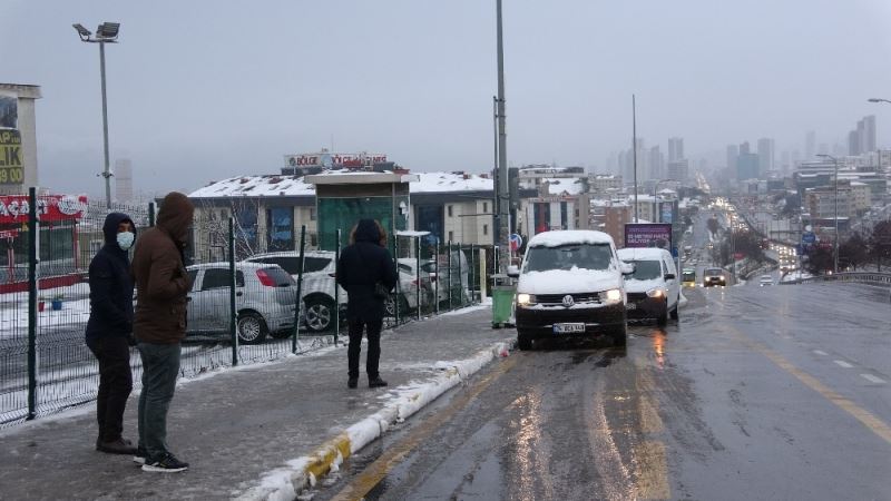 İstanbullular yağan karın altında işe gitmek için yollara düştü
