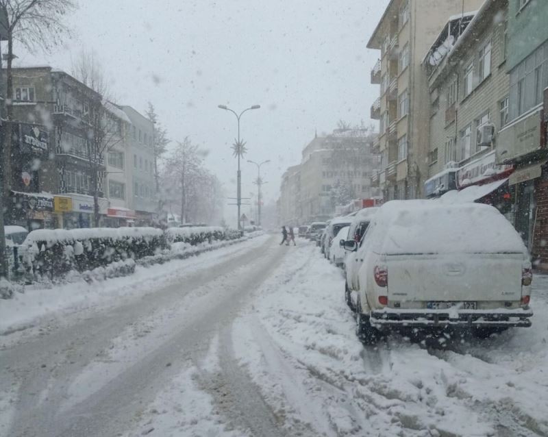 Bozüyük’ün yüksek kesimlerde kar kalınlığı yarım metreyi geçti
