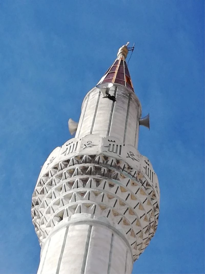 Kırşehir’de minarenin hoparlörüne takılan karga kurtarıldı
