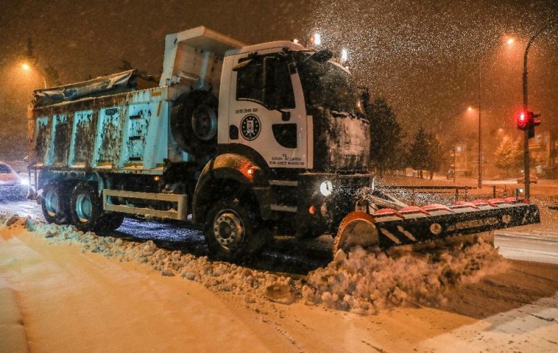 Belediye ekipleri görevlerinin başında
