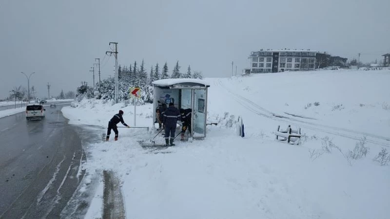 Üstgeçit ve duraklarda buzlanmaya karşı çalışma
