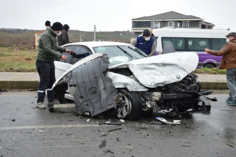Duble yolda iki lüks araç çarpıştı: 3 yaralı

