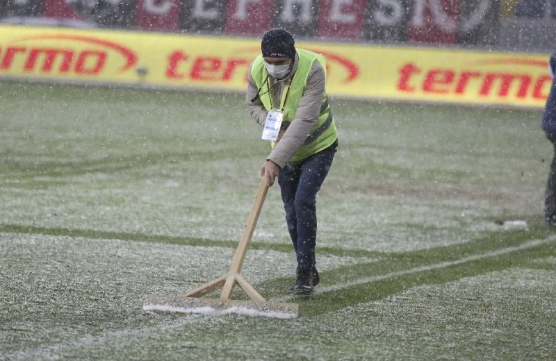 Gençlerbirliği - Beşiktaş maçında çizgiler beyaza büründü
