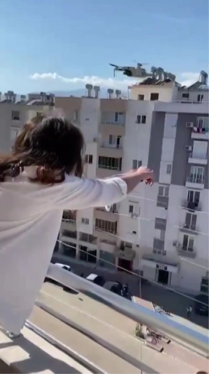 Bin 400 kilometre uzaktaki asker eşinden drone ile gül alan Ecem Ezgi Ercan:
