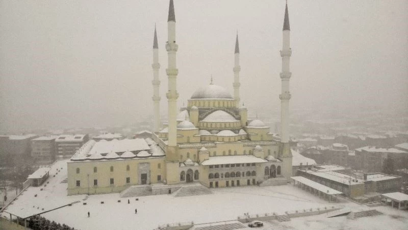 Ankara’nın incisi Kocatepe Camisi beyaza büründü
