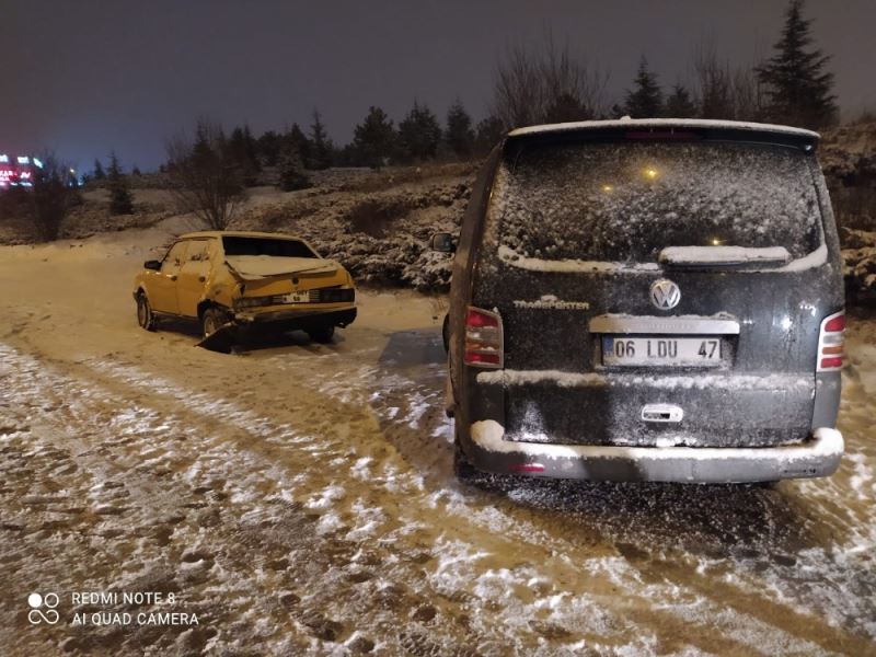 Ankara’da kar yağışı kazaları da beraberinde getirdi: 2 yaralı
