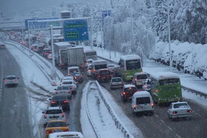 Kar yağışı D-100’de trafiği yoğunlaştırdı
