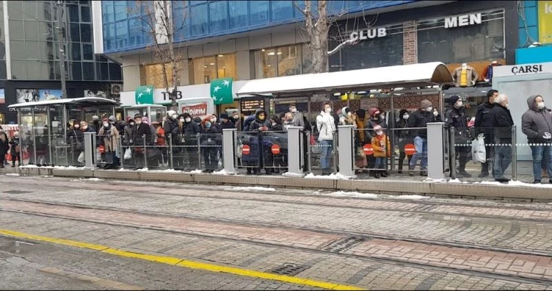Tramvay durağından sosyal mesafesiz bildik görüntüler
