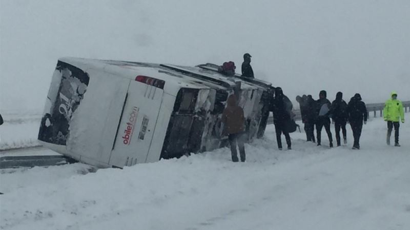 Fatsa Belediyespor kafilesini taşıyan otobüs devrildi
