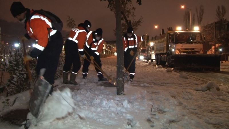 Küçükçekmece Belediyesi’nden ilçe genelinde kar küreme ve tuzlama çalışması
