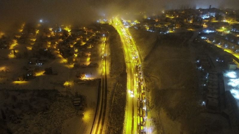Yoğun kar yağışının kapattığı TEM, 1,5 saat sonra trafiğe açıldı
