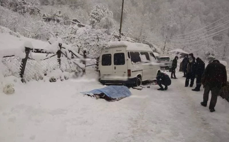 Aracına zincir takmak isterken canından oldu
