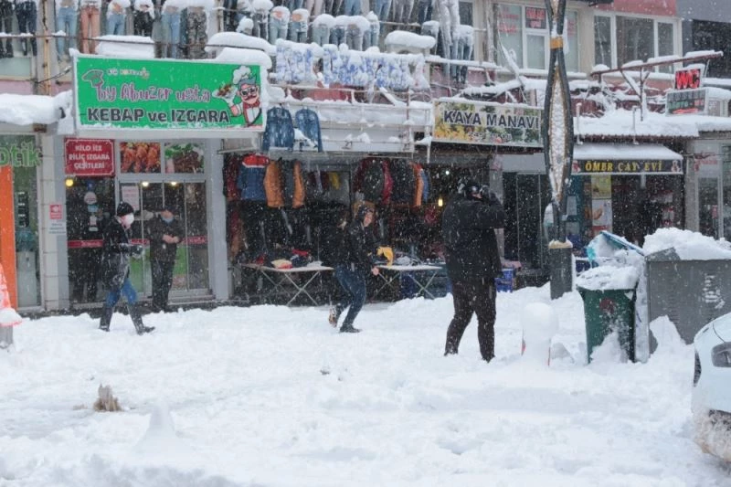 Kar bu kez büyükleri sevindirdi
