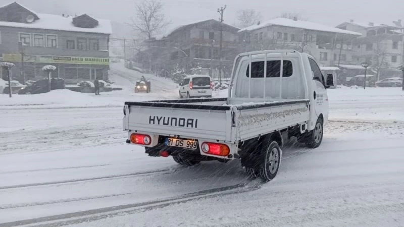 Yoğun kar yağışı D-655 karayolunda etkili oluyor
