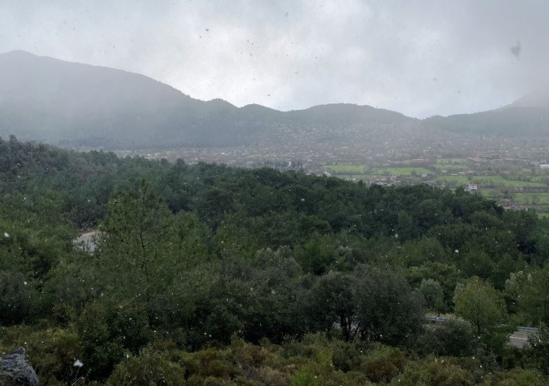 Fethiye’ye kar yağdı, vatandaşlar şaşırdı
