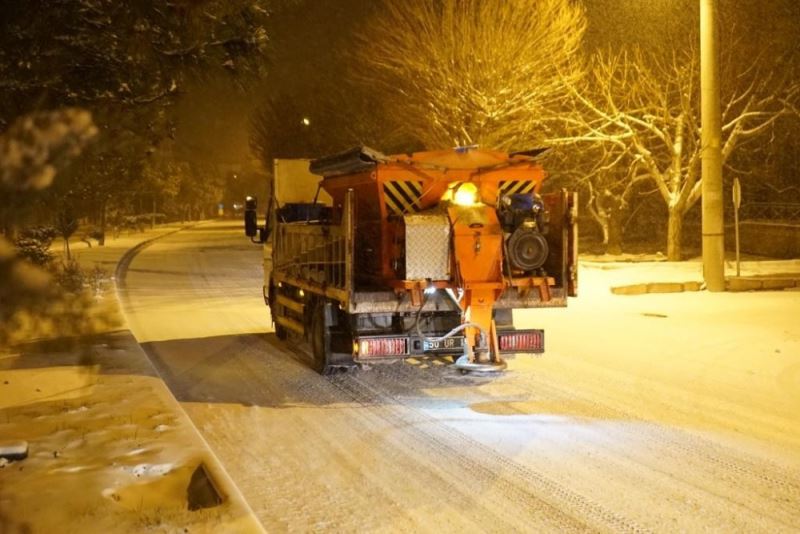Ürgüp Belediyesi, kar küreme ve tuzlama çalışmalarını sürdürüyor
