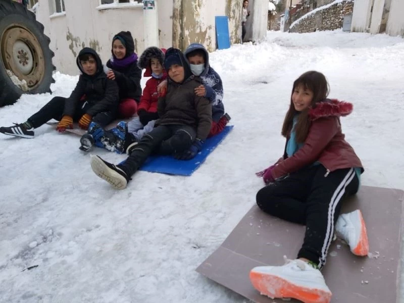 Çanakkale’de kar sevincini buzda kayarak çıkardılar
