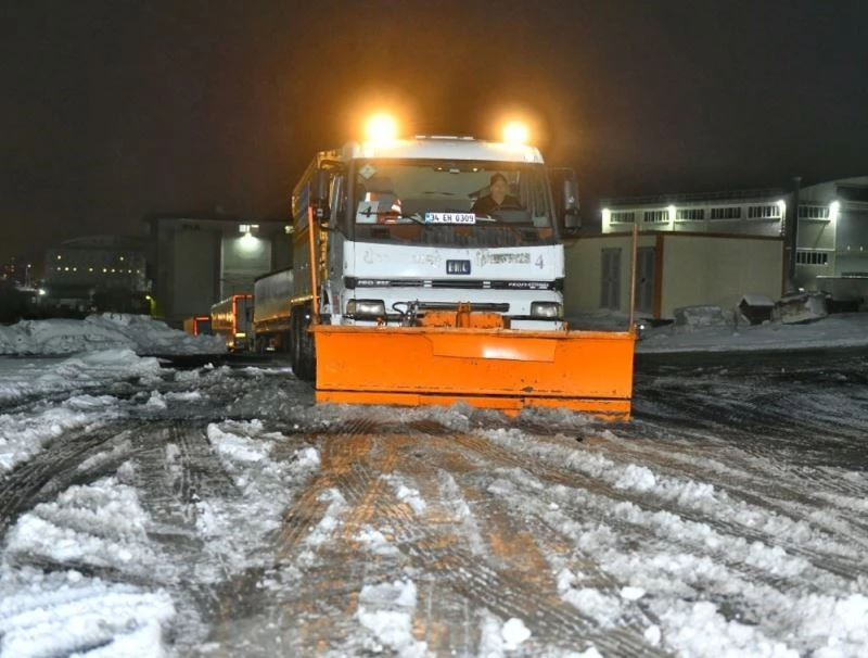 Esenyurt’ta kışla mücadele ekiplerinin çalışmaları devam ediyor
