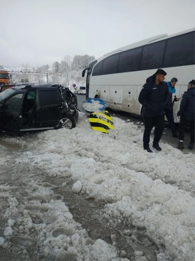 Afyon Belediye Yüntaş voleybol takımını taşıyan otobüs kaza yaptı
