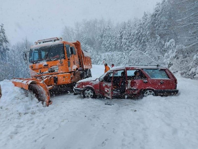 Paletli kar küreme aracı, karşıdan gelen otomobile çarptı: 3 yaralı
