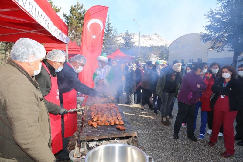 Sivrihisar Belediyesi’nden sağlıkçılara moral mangalı
