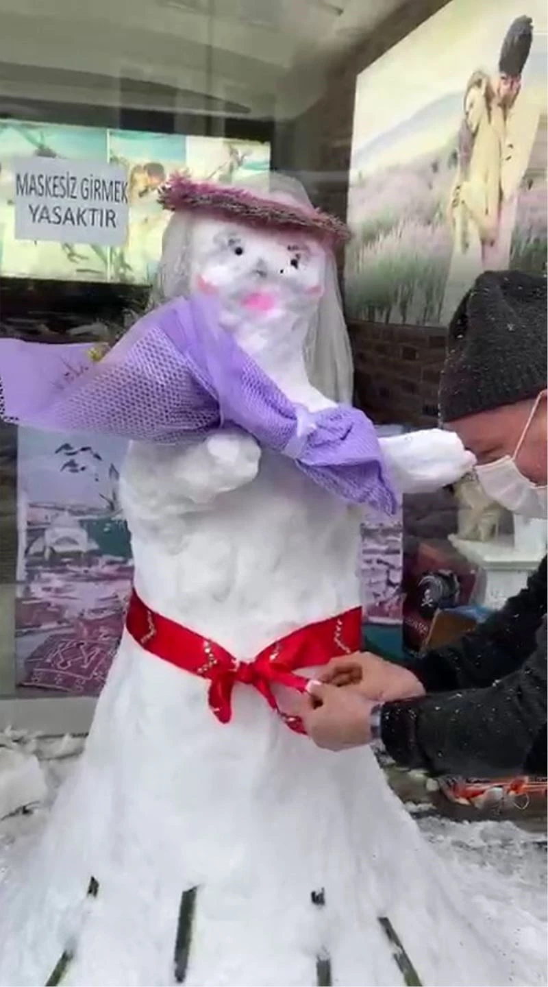 Kardan gelin yaptılar, takılan paralarla sokak hayvanlarına mama aldılar
