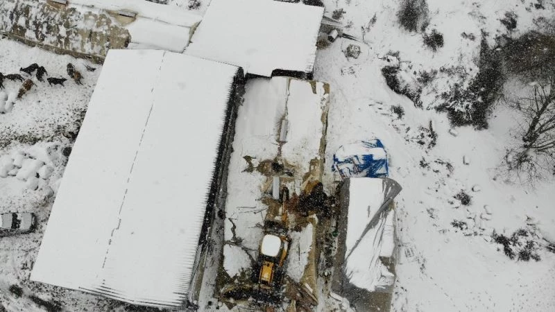 Ömerli’de çatısı çöken ahır havadan görüntülendi
