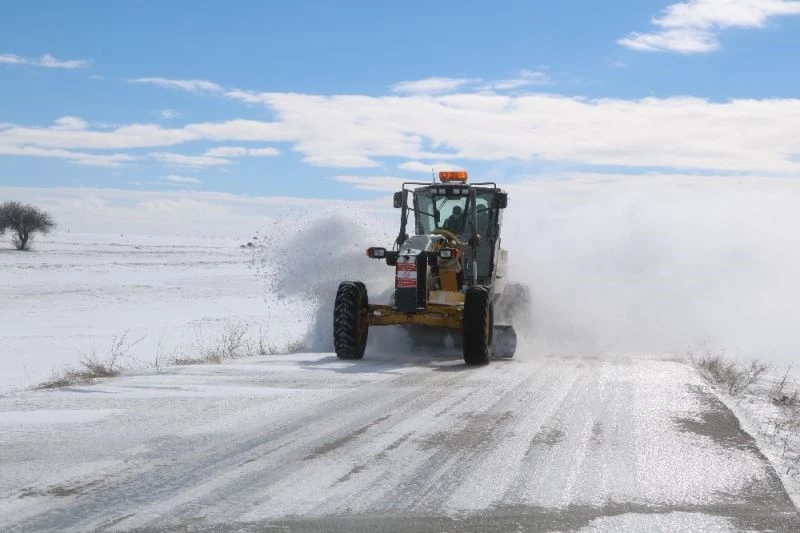 Tipiye rağmen karla mücadele çalışmaları sürüyor
