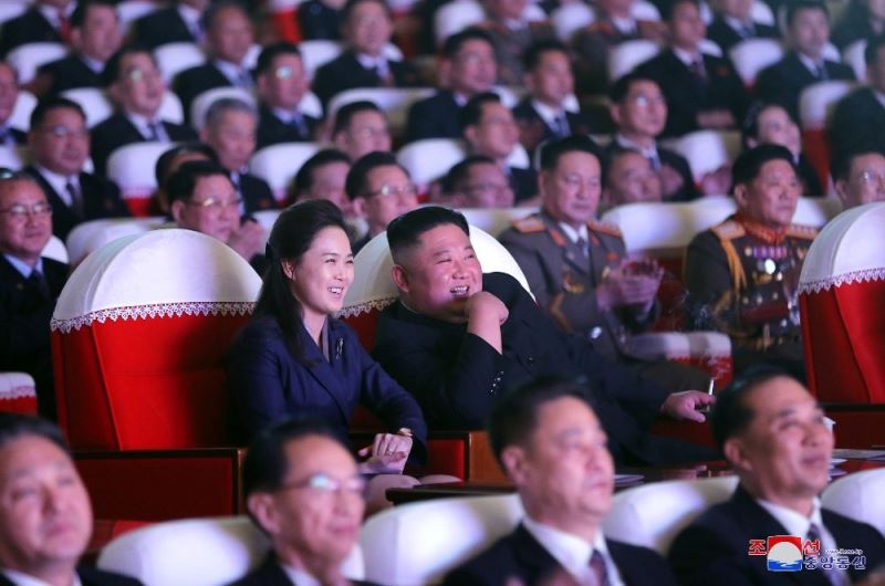 Kuzey Kore lideri Kim Jong-un’un eşi 1 yıl sonra ilk kez kamuoyu önünde
