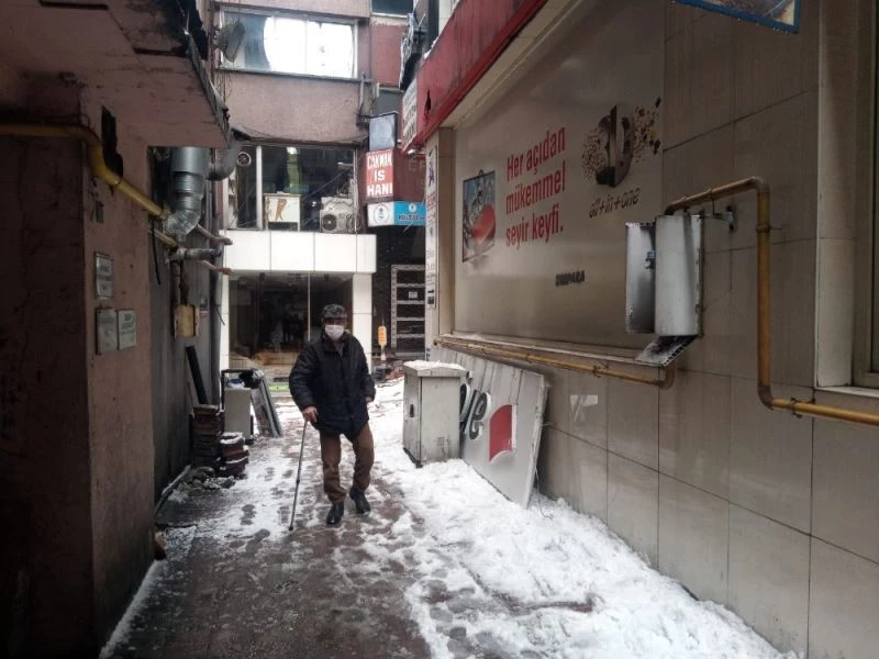 Reklam tabelası fırtınaya dayanamadı
