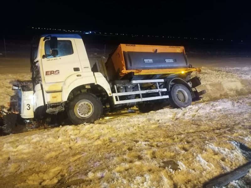 Başkent’te kar küreme aracı su kanalına devrildi: 1 ölü
