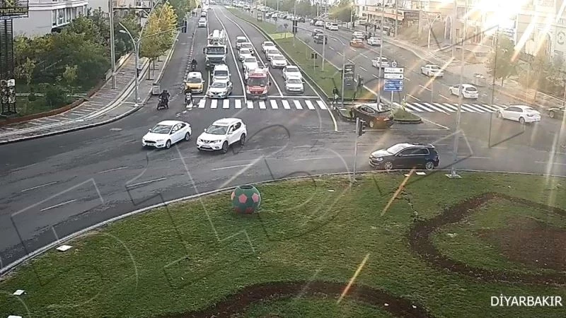 Diyarbakır’da karşıya geçmeye çalışan yaya saniye farkıyla ölümden kurtuldu
