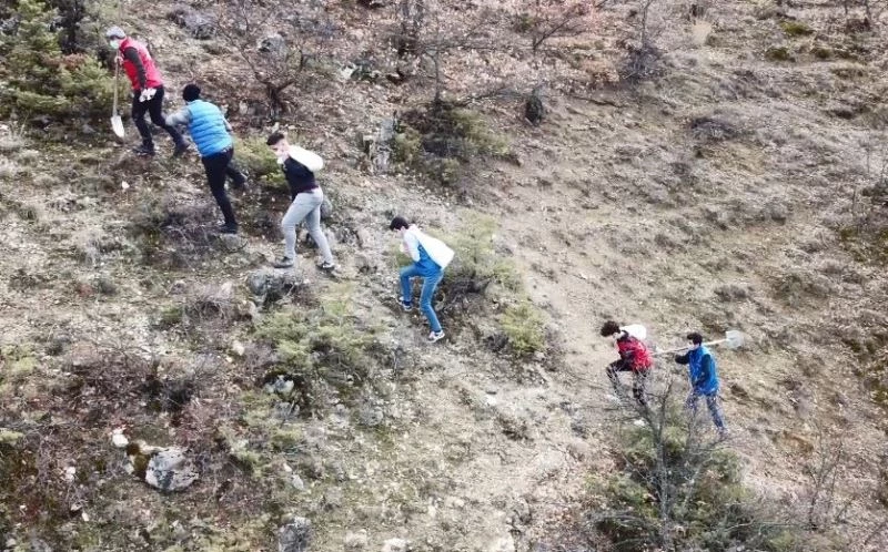 Şehitlerin anısına ilçenin en yüksek tepesine çıkıp Türk bayrağı astılar
